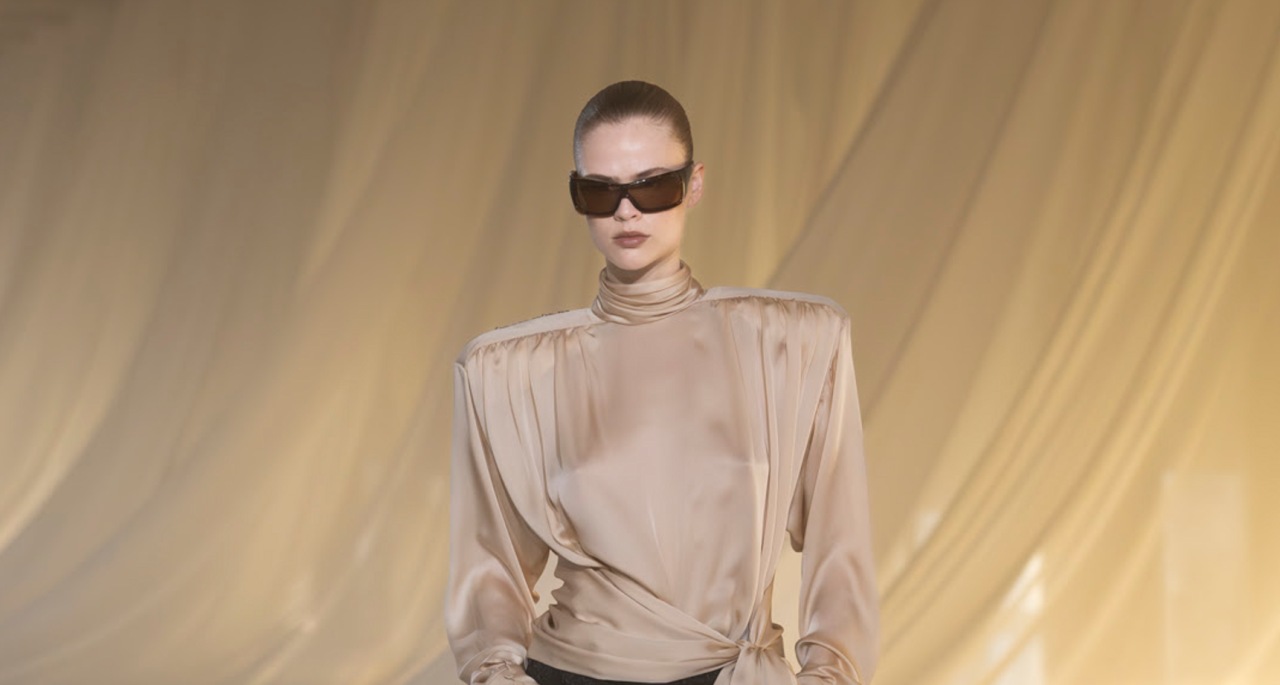 Glamour minimalista dá o tom da estreia de Antonin Tron na Balmain