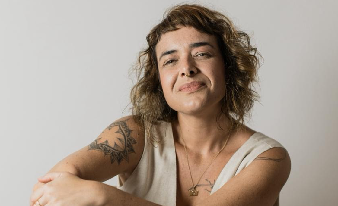 No Dia da Mulher, fotógrafa Maria Ribeiro transforma trajetória marcada por abuso em metodologia de reconstrução da autoestima feminina